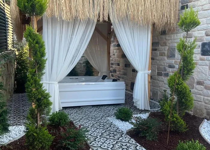 Rubyy Luxury Stone With Private Pool