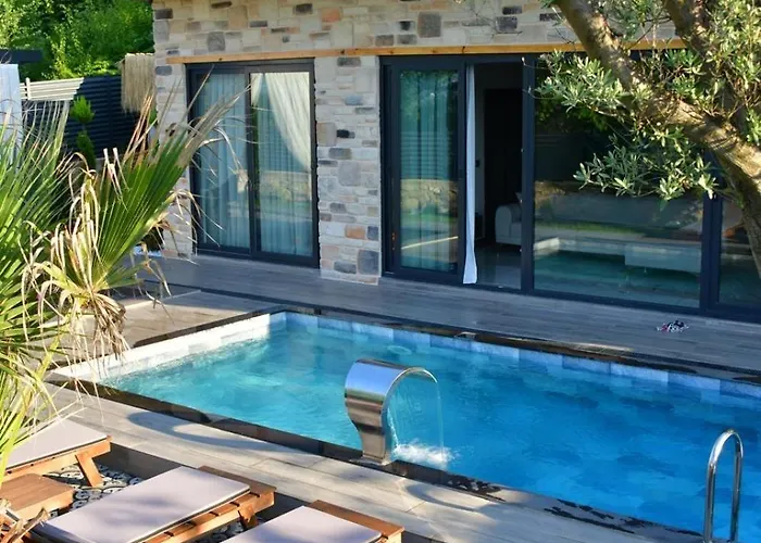 Rubyy Luxury Stone With Private Pool Villa *